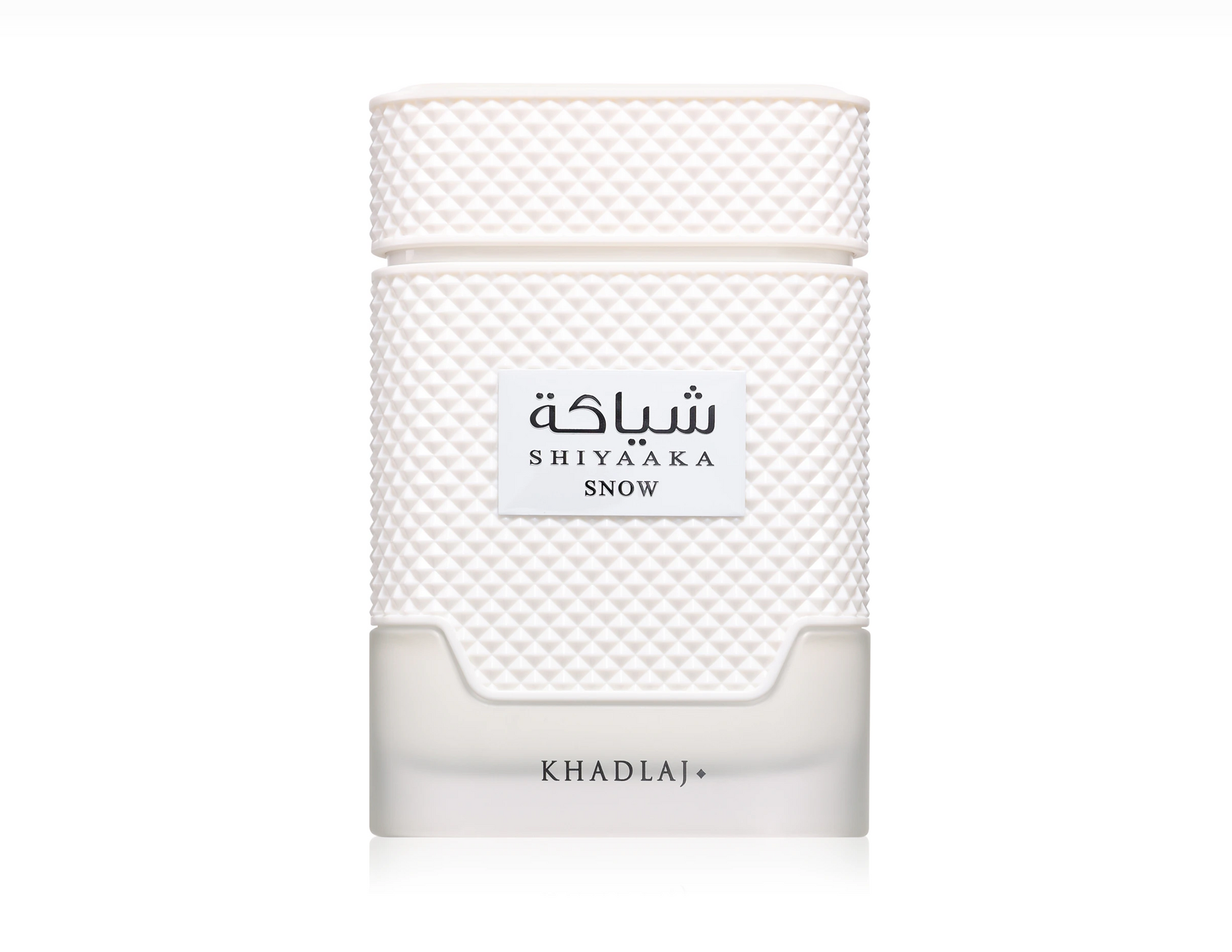 Flasche von Khadlaj Shiyaaka Snow EdP auf einem eleganten Tisch