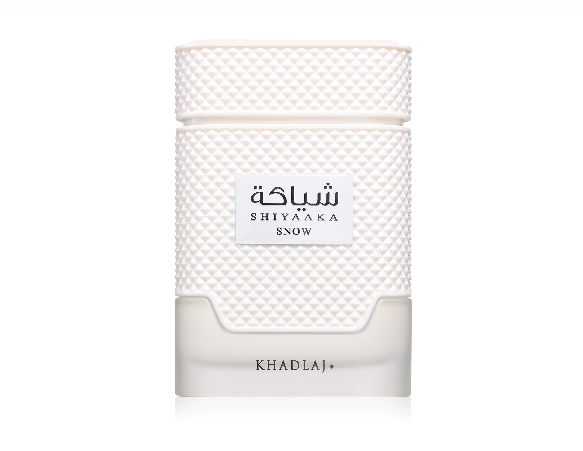 Flasche von Khadlaj Shiyaaka Snow EdP auf einem eleganten Tisch