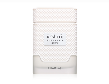 Flasche von Khadlaj Shiyaaka Snow EdP auf einem eleganten Tisch